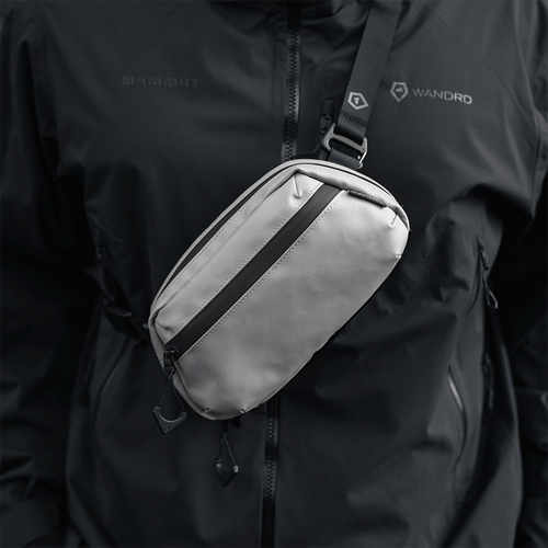 man-wearing-makalu-gray-medium-tech-bag-as-crossbody-bag-close-up-variant_ids-40986032341072