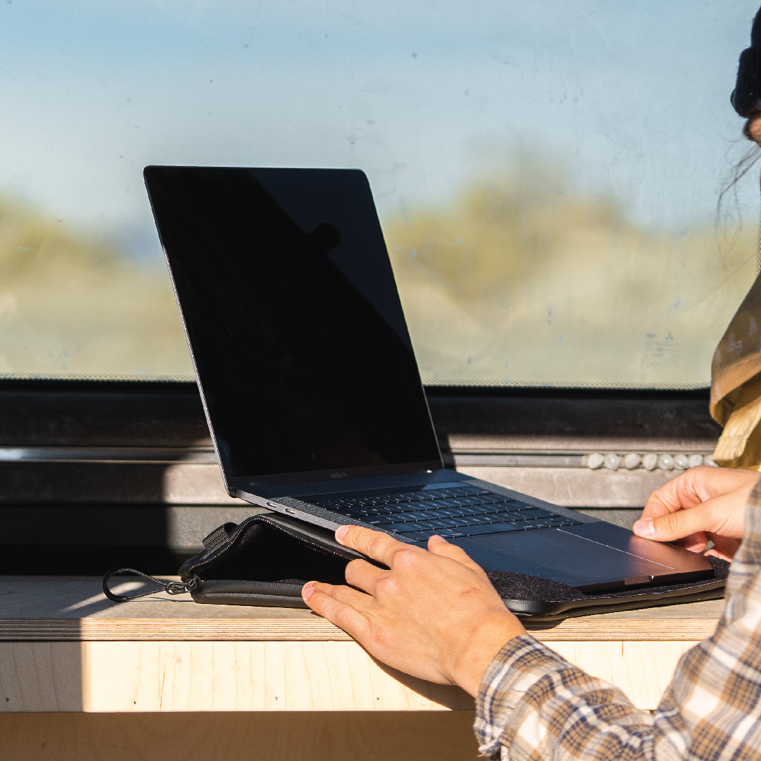 WANDRD Custodia Per Laptop 16 Pollici - Tan - Supporto Ergonomico Integrato - Soluzione Di Trasporto Minima