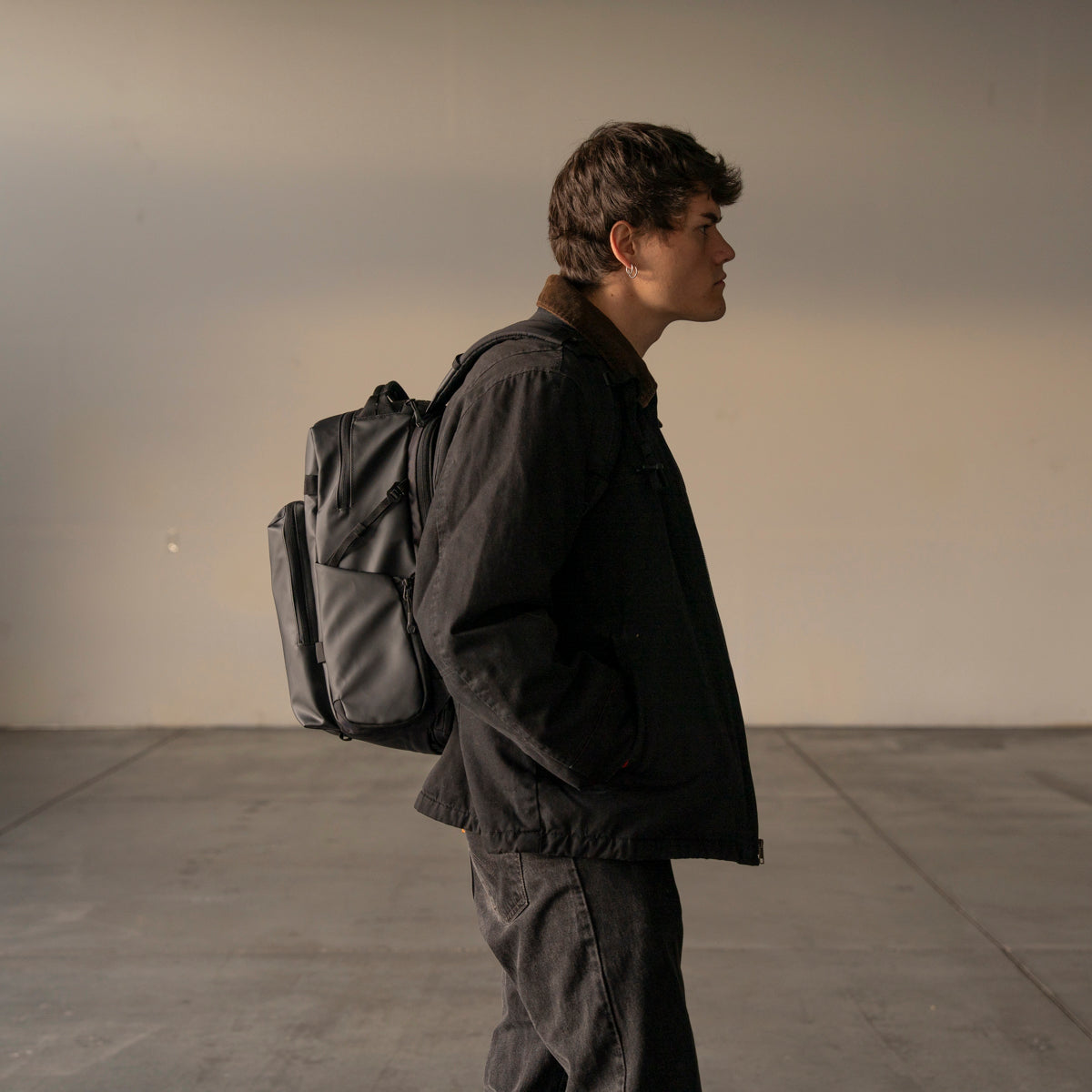 PRVKE Pocket 21L in Black on a person | variant_ids: 41965521502288, 41965521535056, 41990408142928